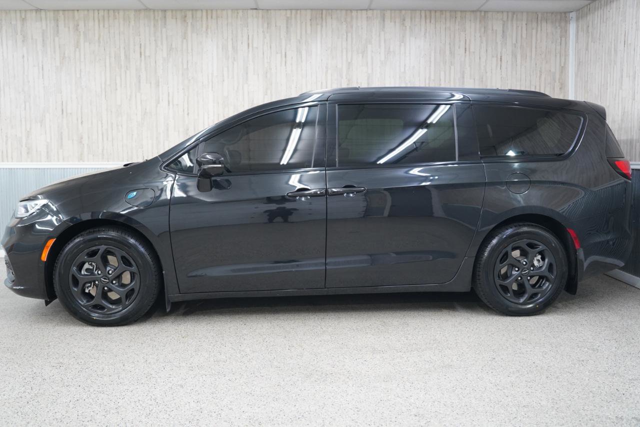 Used 2021 Chrysler Pacifica Touring-L w/ Uconnect Theater Family Group image 5
