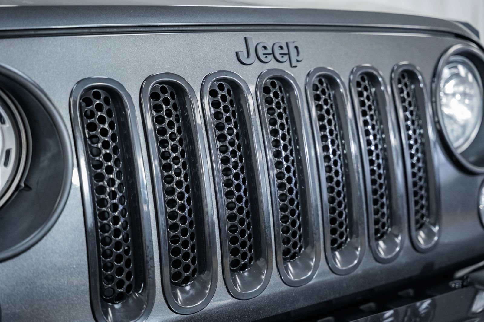 Used 2018 Jeep Wrangler Unlimited Sahara w/ Connectivity Group image 10