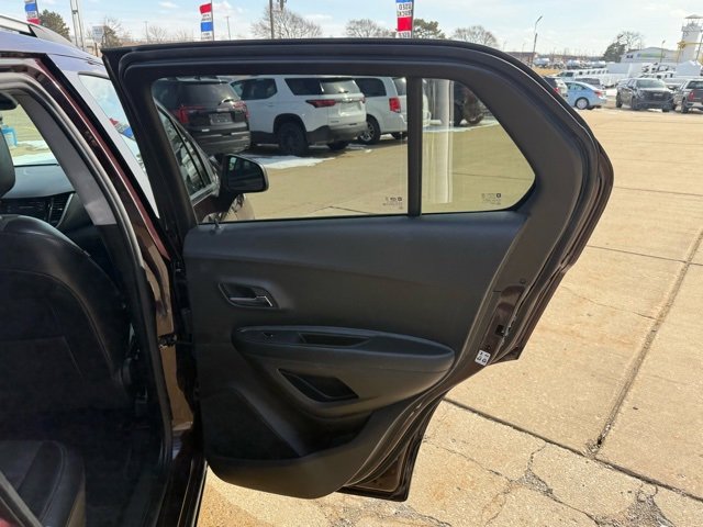 Used 2022 Chevrolet Trax LT w/ LT Convenience Package image 14