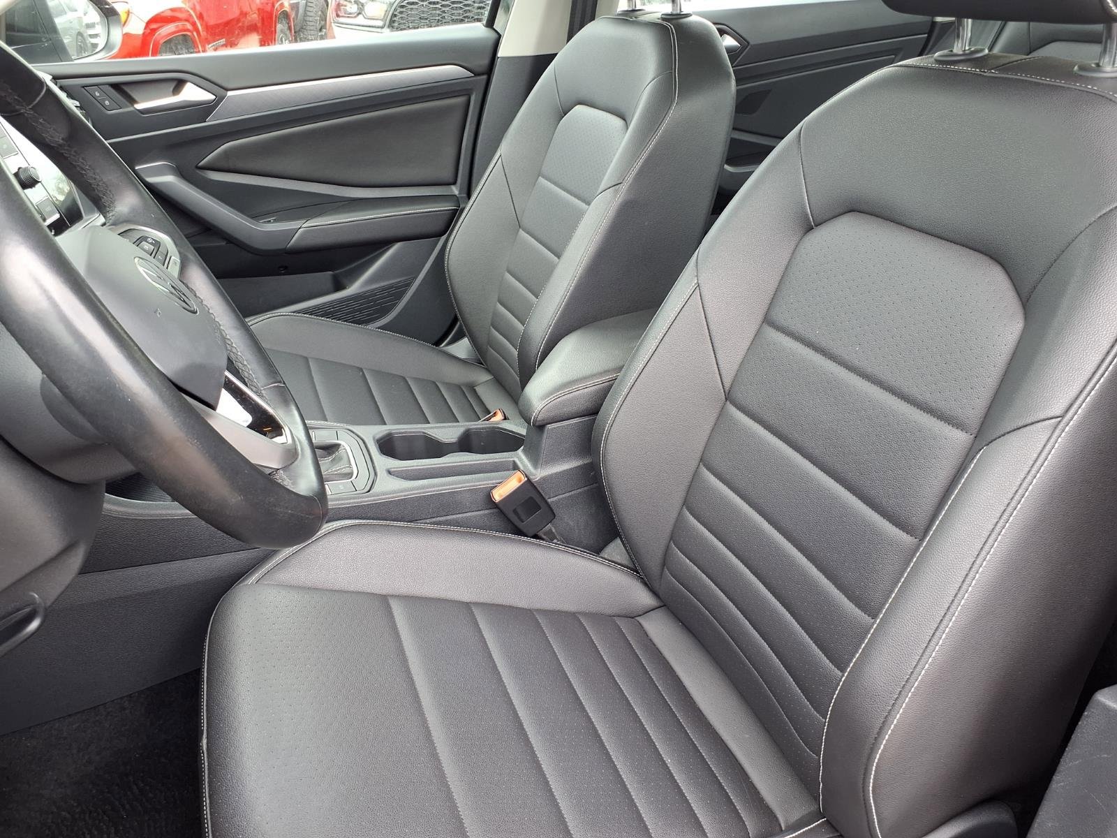 Used 2024 Volkswagen Jetta SE FWD image 3