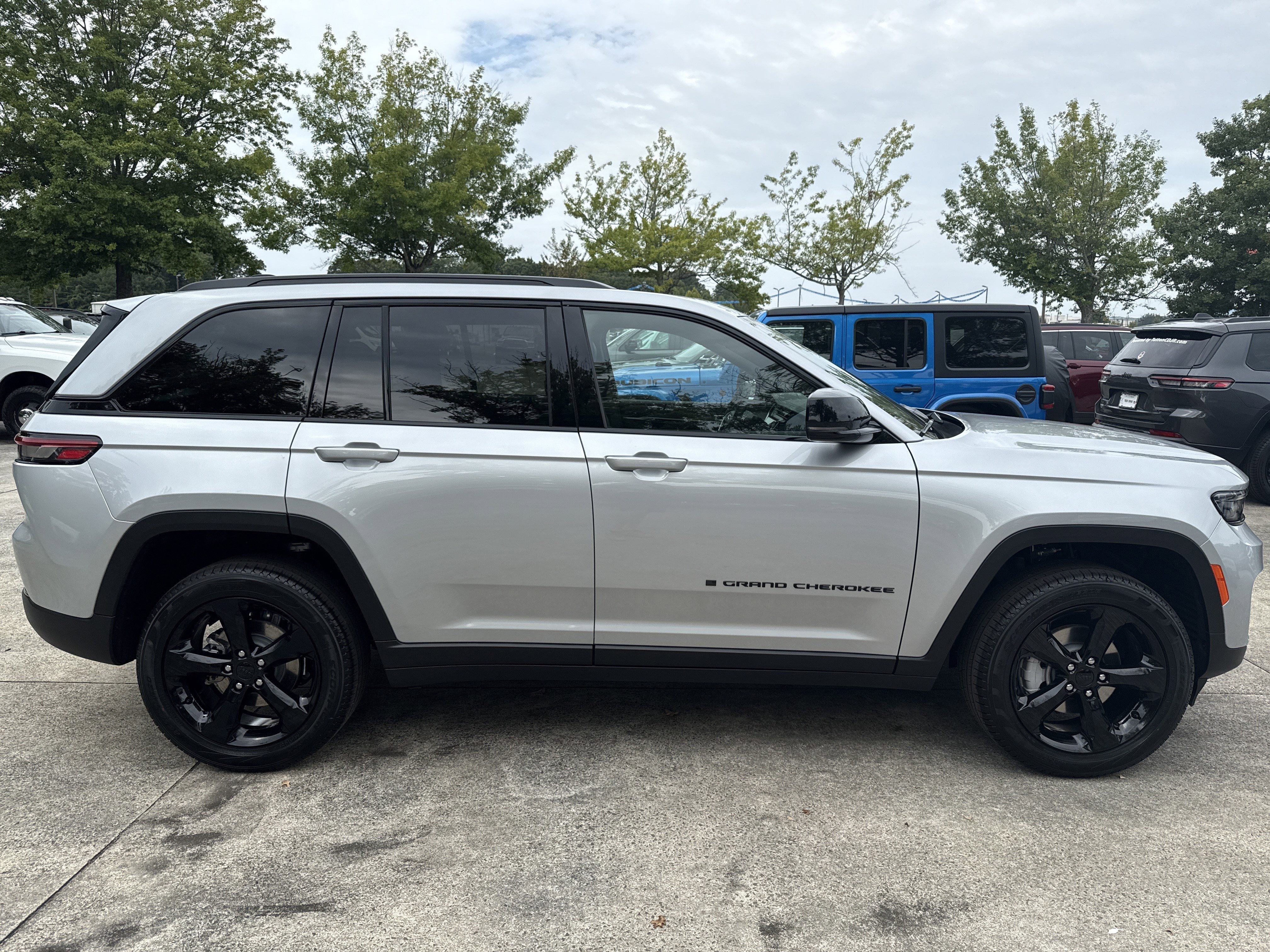 New 2025 Jeep Grand Cherokee Limited w/ Black Appearance Package RWD image 8