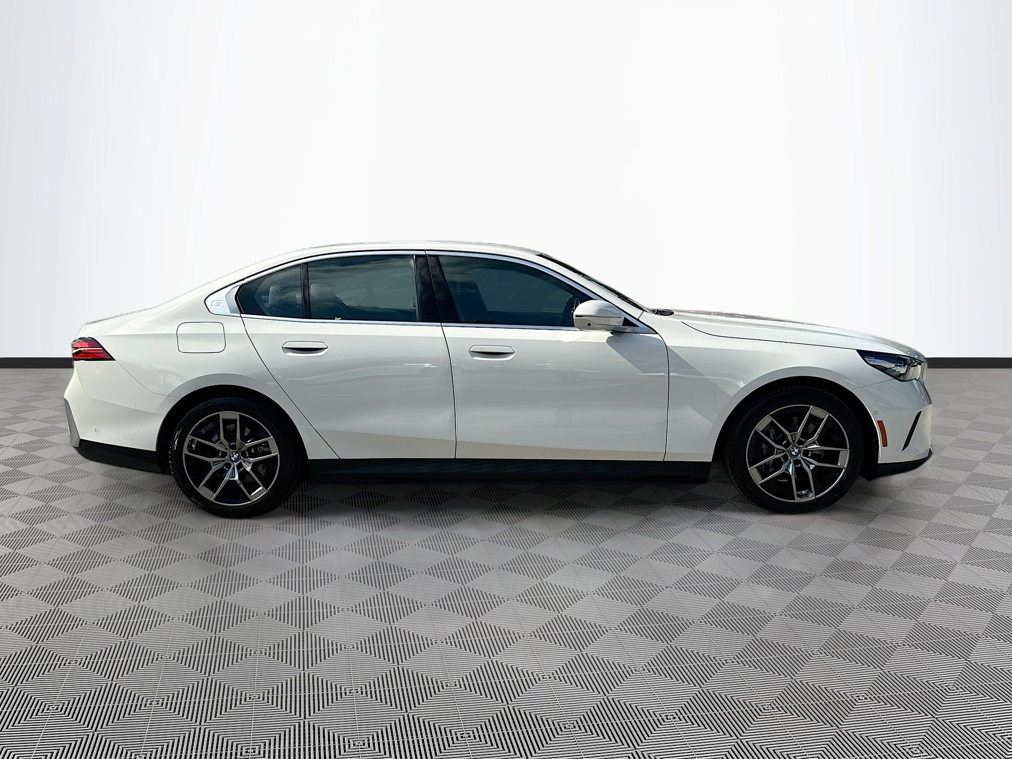 Used 2025 BMW i5 eDrive40i w/ Premium Package image 8