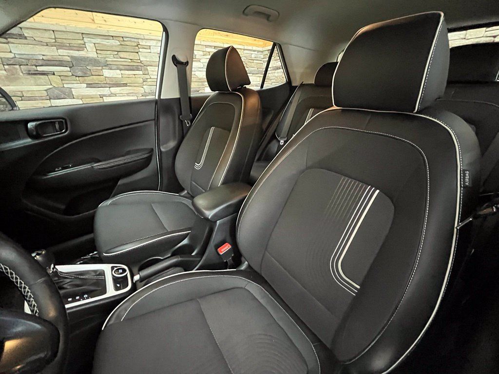 Used 2024 Hyundai Venue Limited FWD image 26