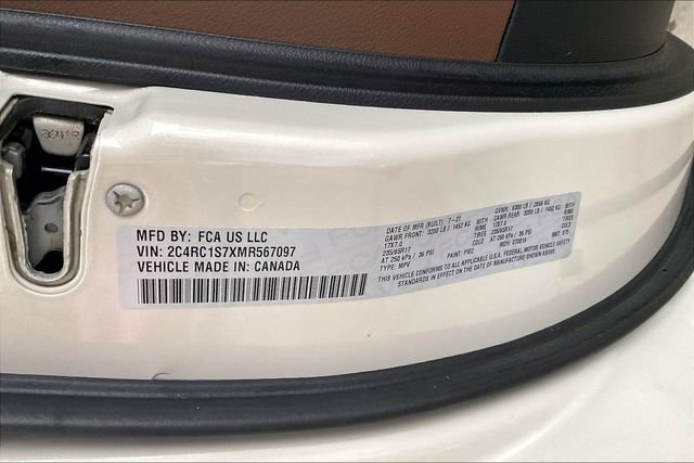 Used 2021 Chrysler Pacifica Limited w/ Uconnect Theater Family Group image 14