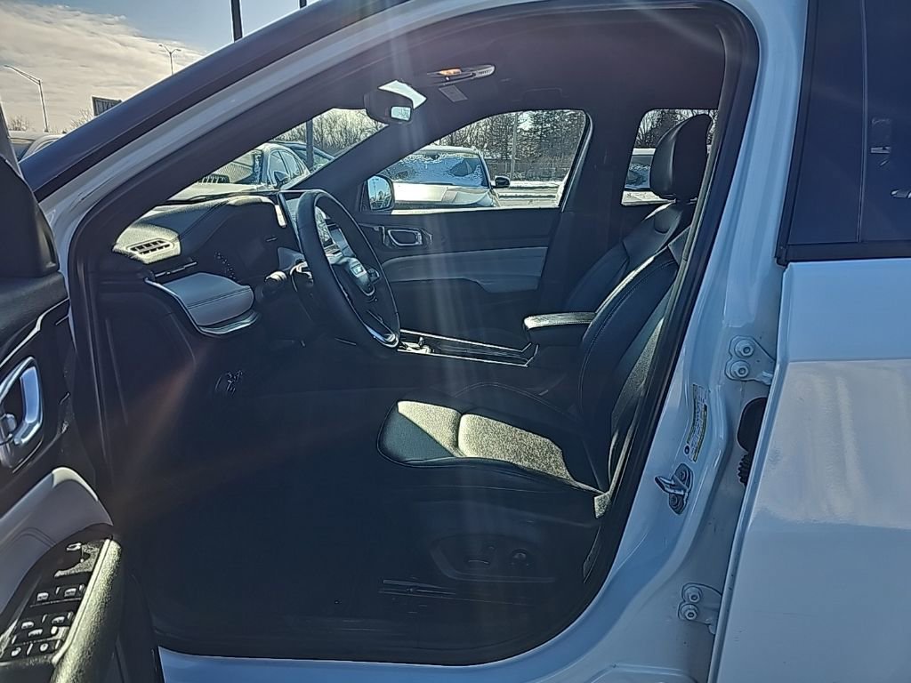 Used 2025 Jeep Compass Limited image 9