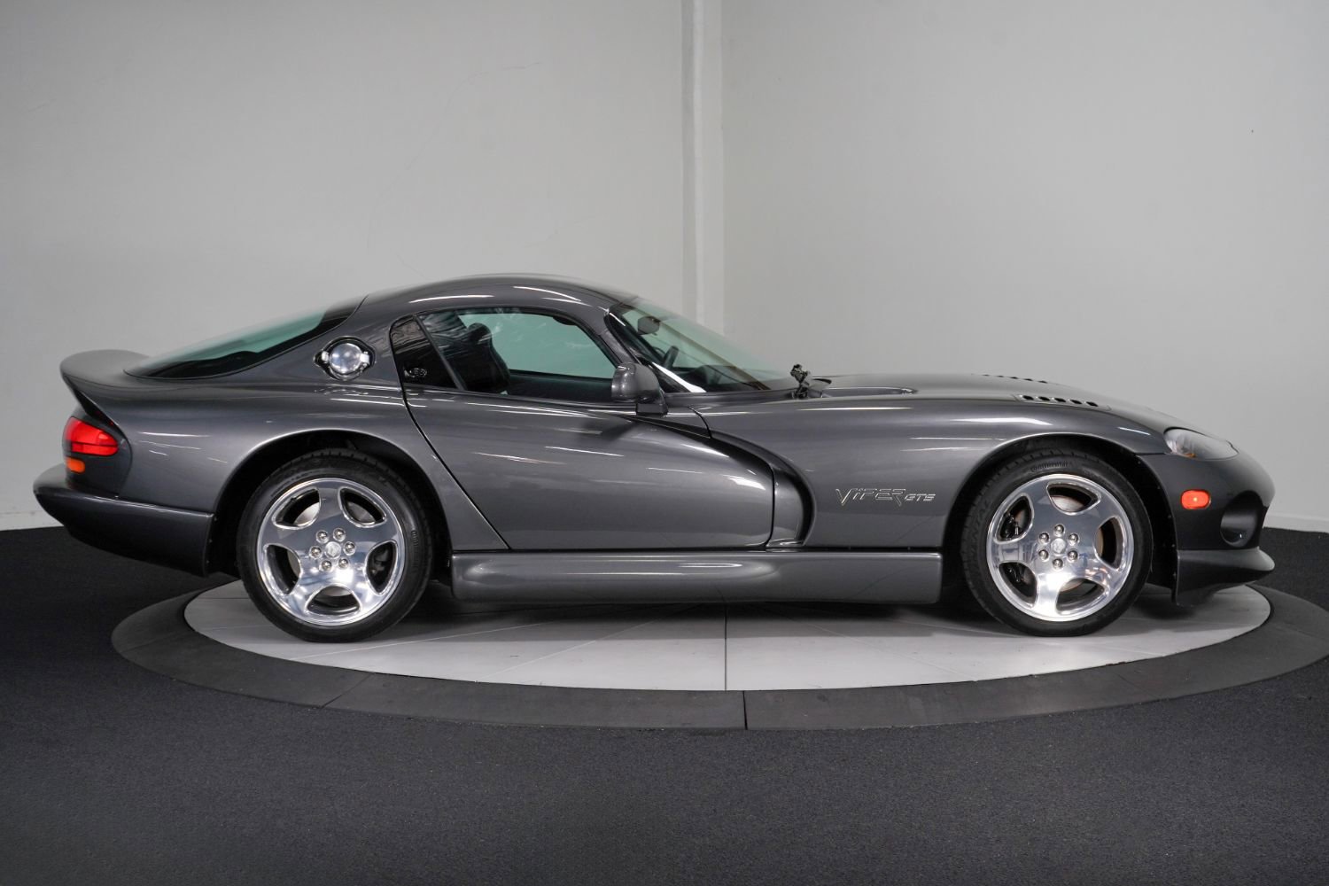 Used 2002 Dodge Viper GTS RWD image 8