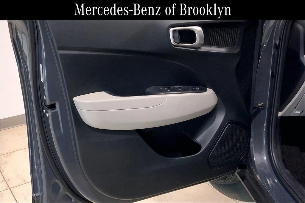 Used 2023 Hyundai Venue SEL FWD image 12