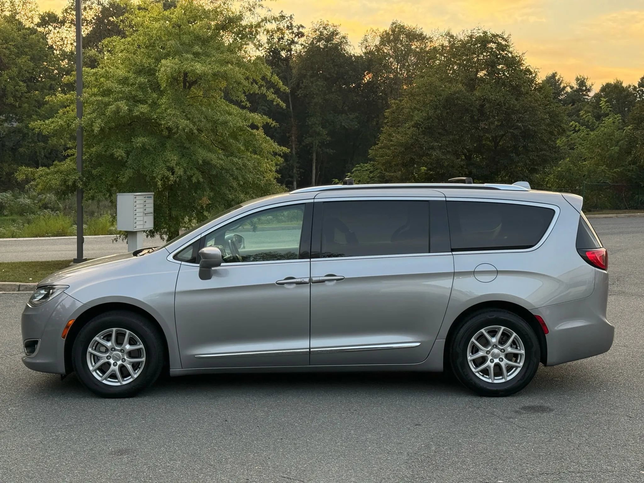 Used 2020 Chrysler Pacifica Touring-L image 9