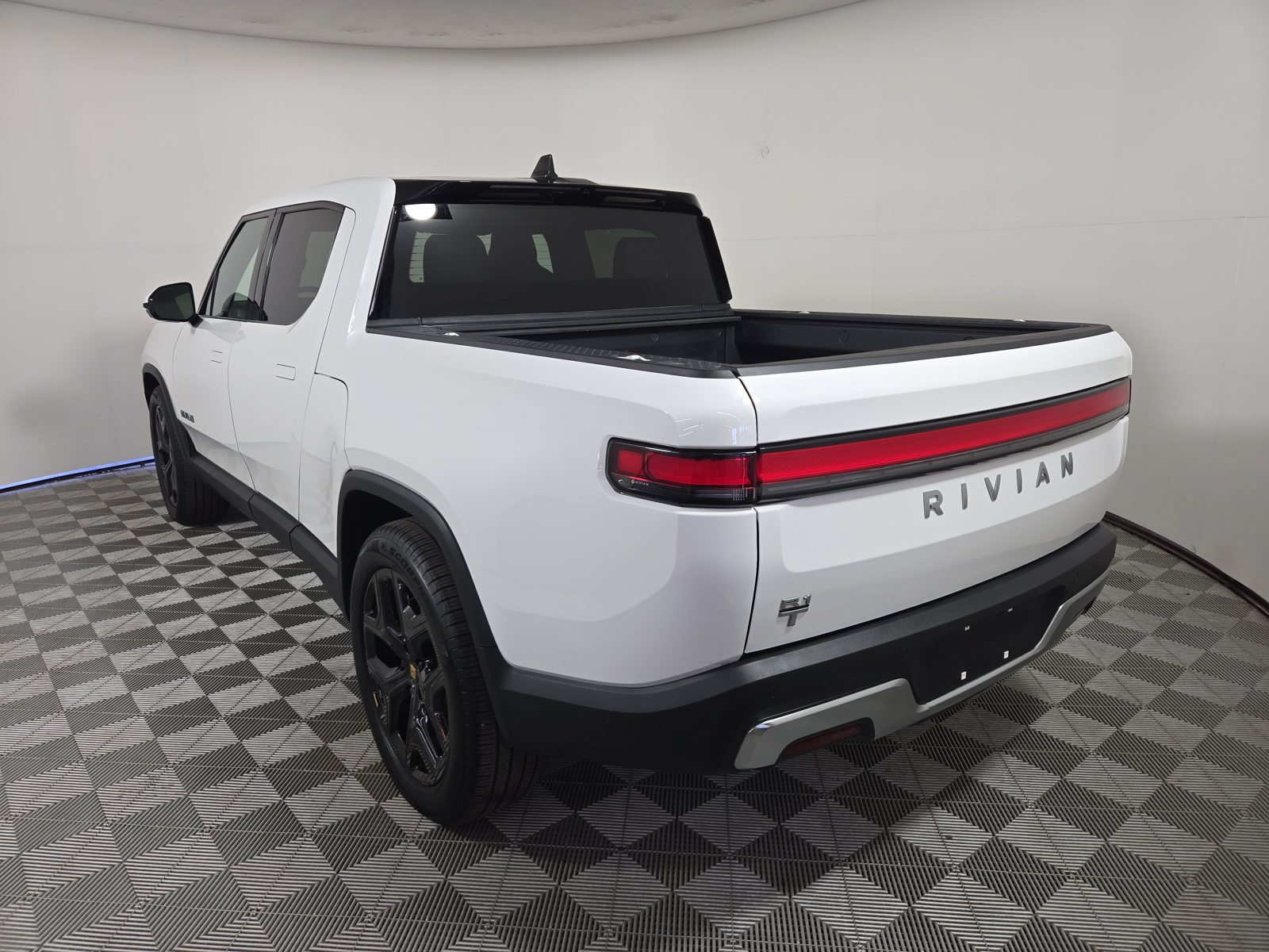 Used 2025 Rivian R1T Adventure Dual AWD/4WD image 3