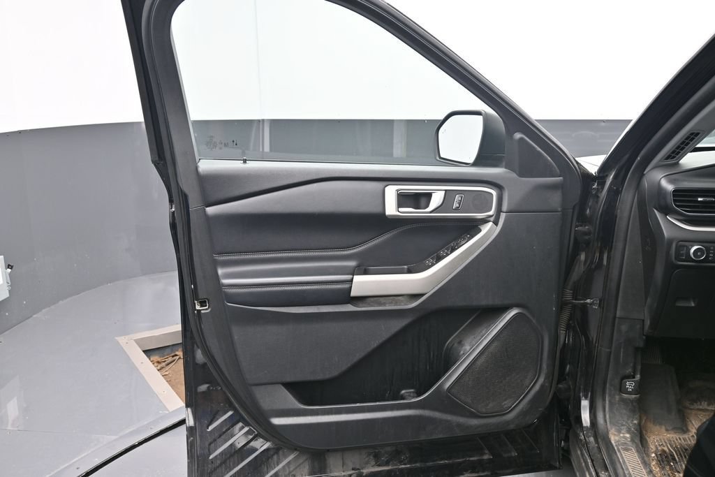 Used 2020 Ford Explorer XLT w/ Equipment Group 202A AWD/4WD image 18