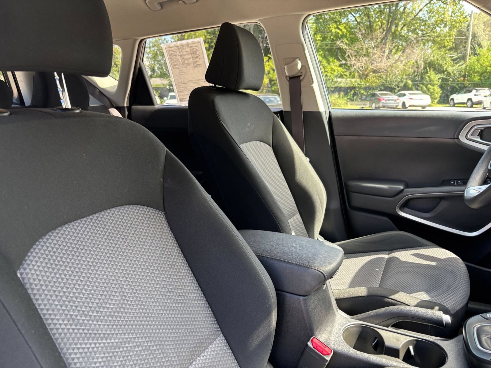 Used 2025 Kia Soul LX w/ LX Technology Package FWD image 33