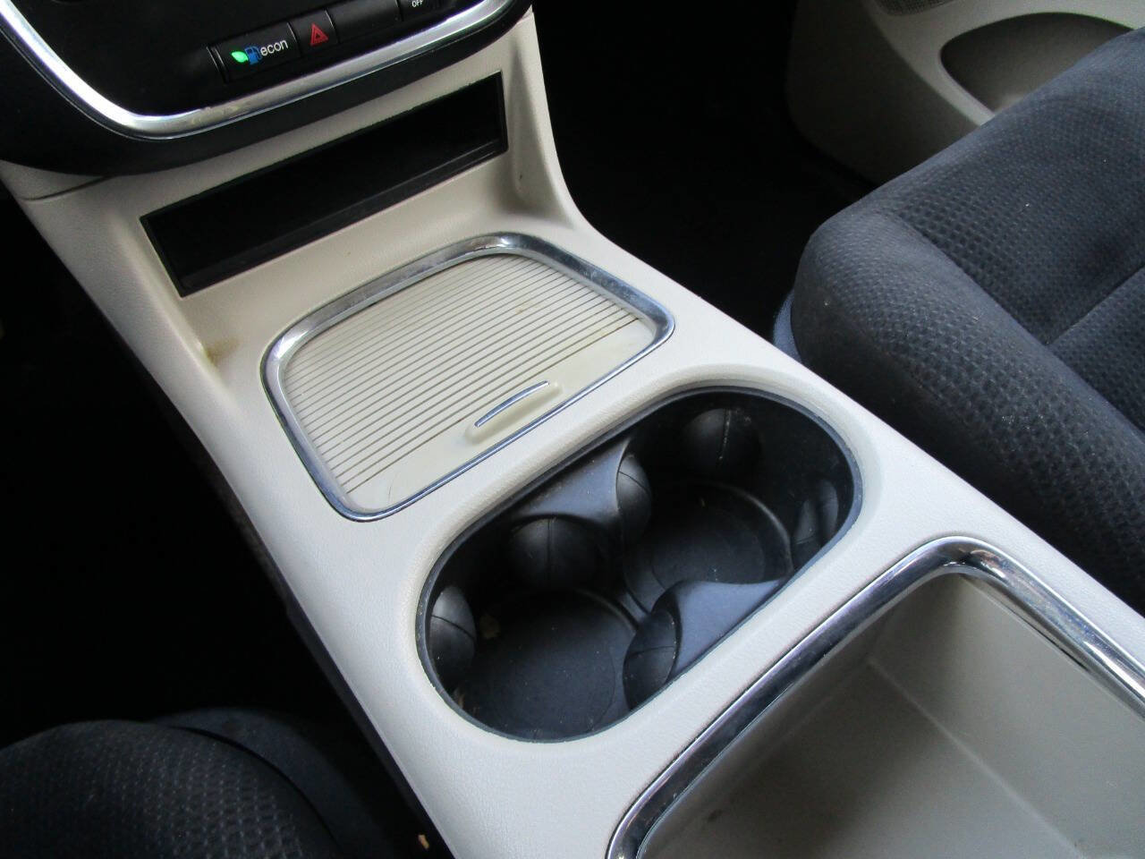 Used 2016 Dodge Grand Caravan SXT image 18