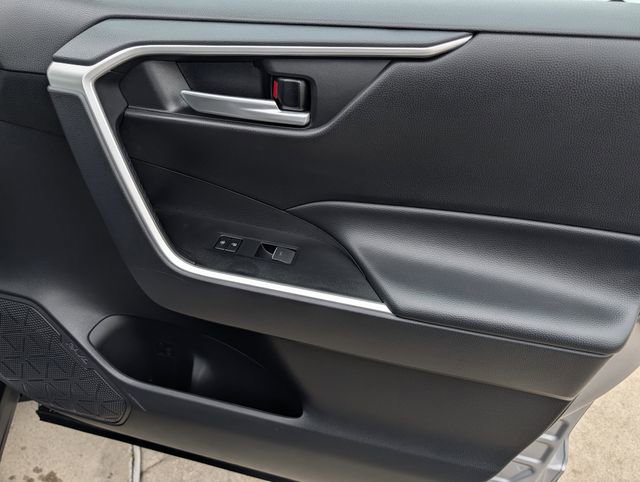 Used 2025 Toyota RAV4 XLE image 32