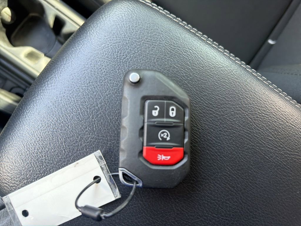 Used 2020 Jeep Wrangler Unlimited Sahara w/ Dual Top Group AWD/4WD image 18