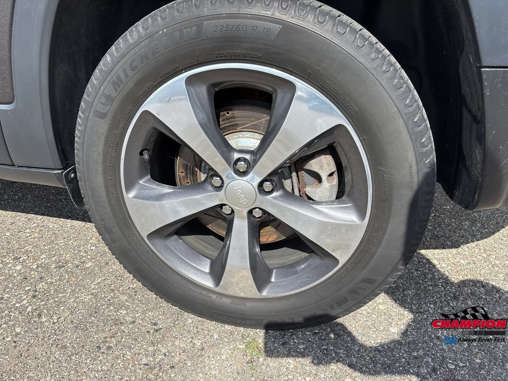 Used 2019 Jeep Cherokee Limited AWD/4WD image 11