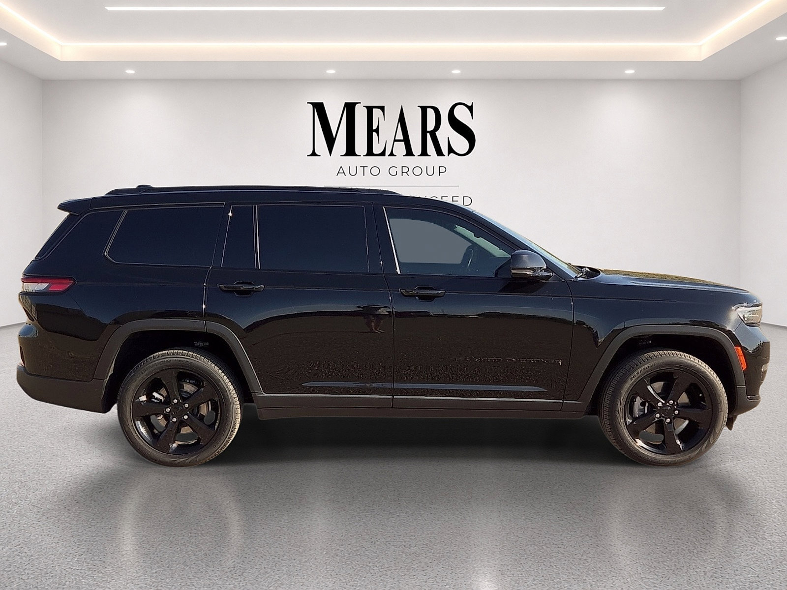 Used 2022 Jeep Grand Cherokee L Limited w/ Black Appearance Package AWD/4WD image 6