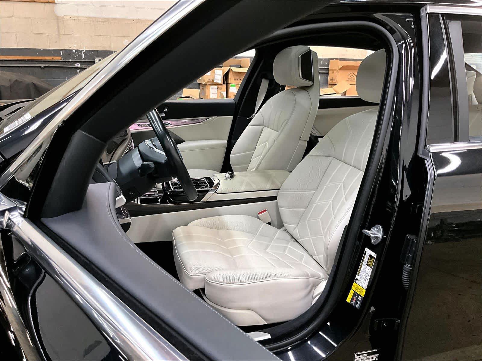 Used 2024 BMW i7 xDrive60 w/ Executive Package AWD/4WD image 28