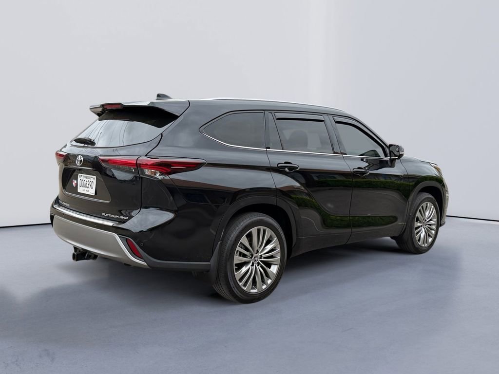 Used 2024 Toyota Highlander Platinum image 3