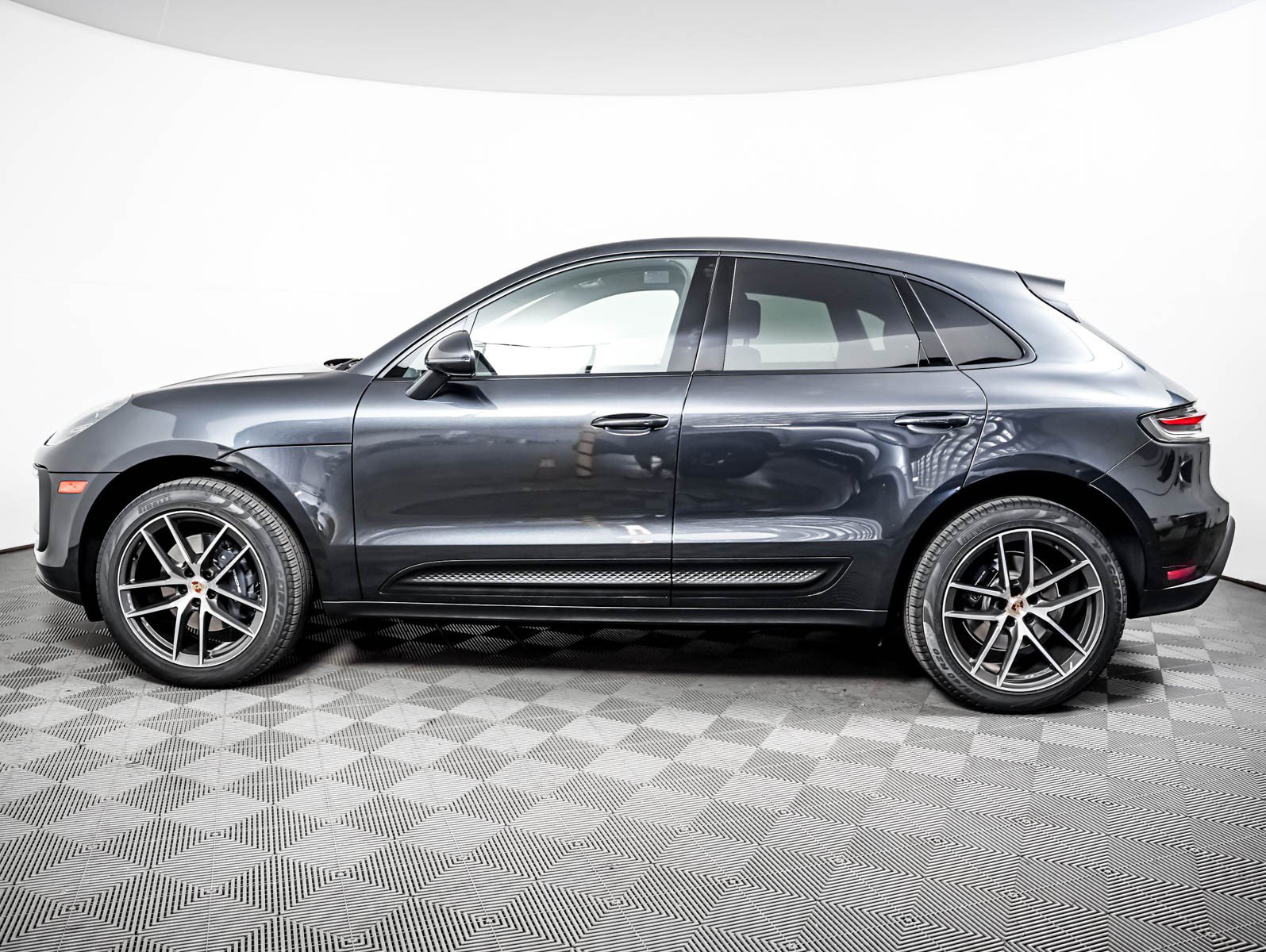 Certified 2026 Porsche Macan AWD/4WD image 2