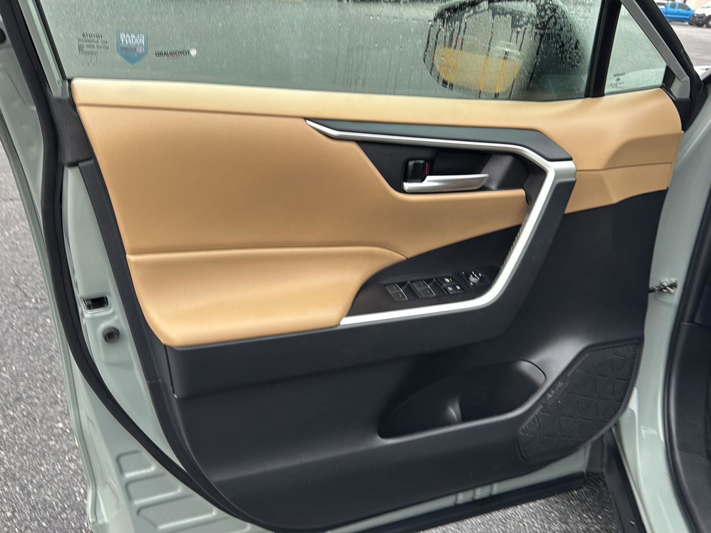 Used 2023 Toyota RAV4 XLE Premium image 14