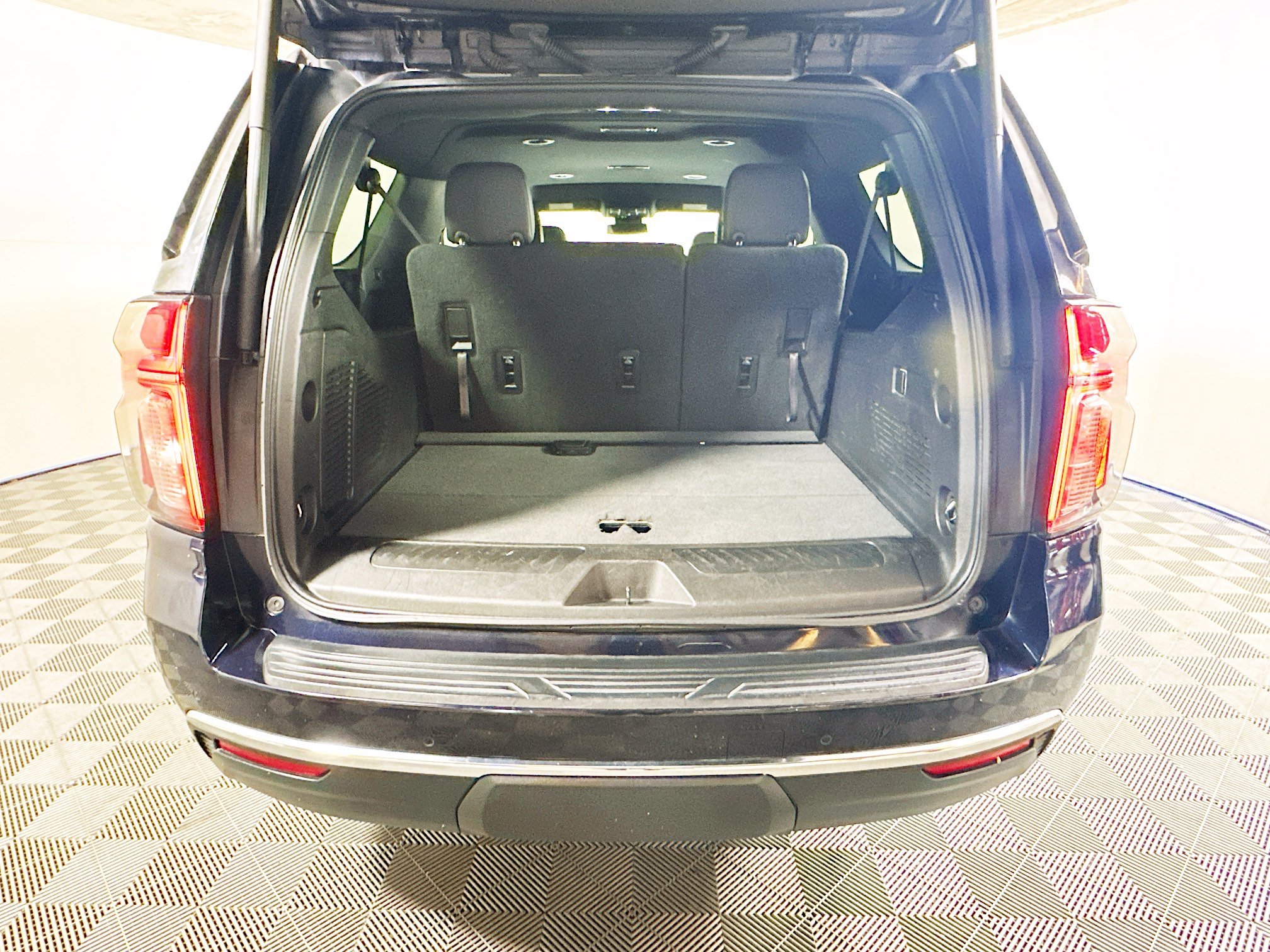 Used 2023 Chevrolet Suburban LT AWD/4WD image 31
