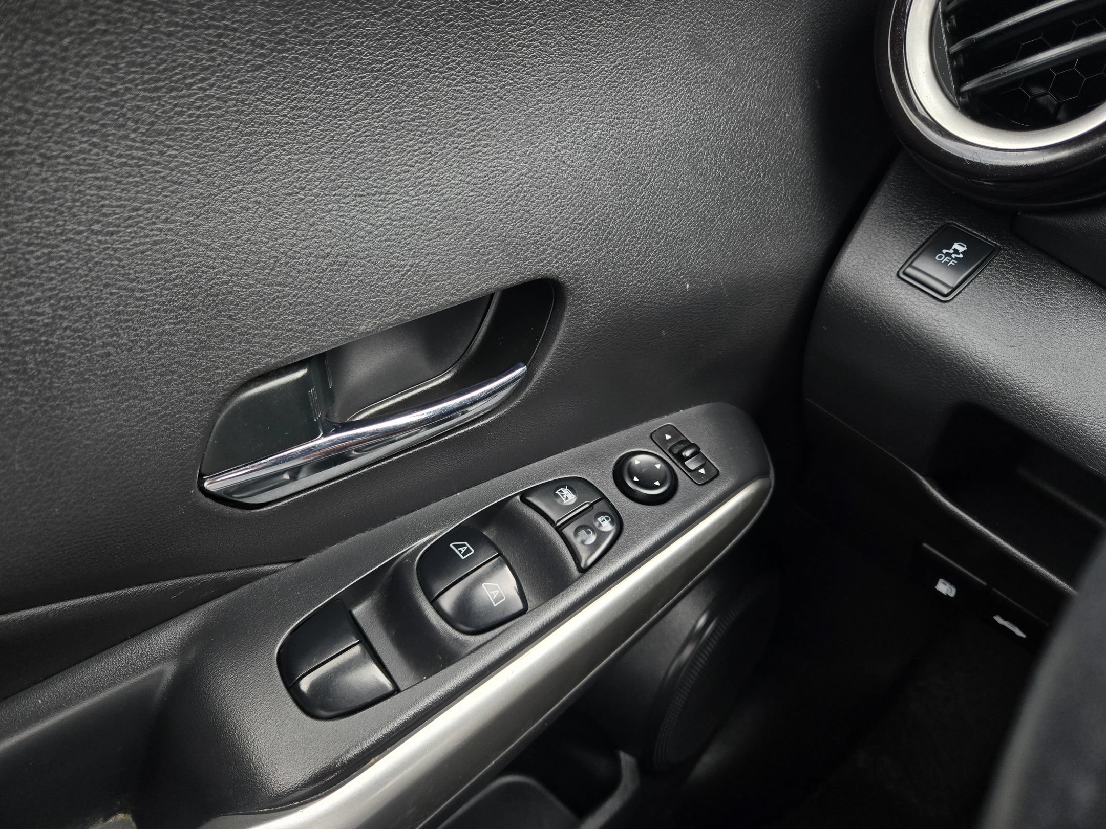 Used 2019 Nissan Kicks SR w/ SR Premium Package FWD image 21