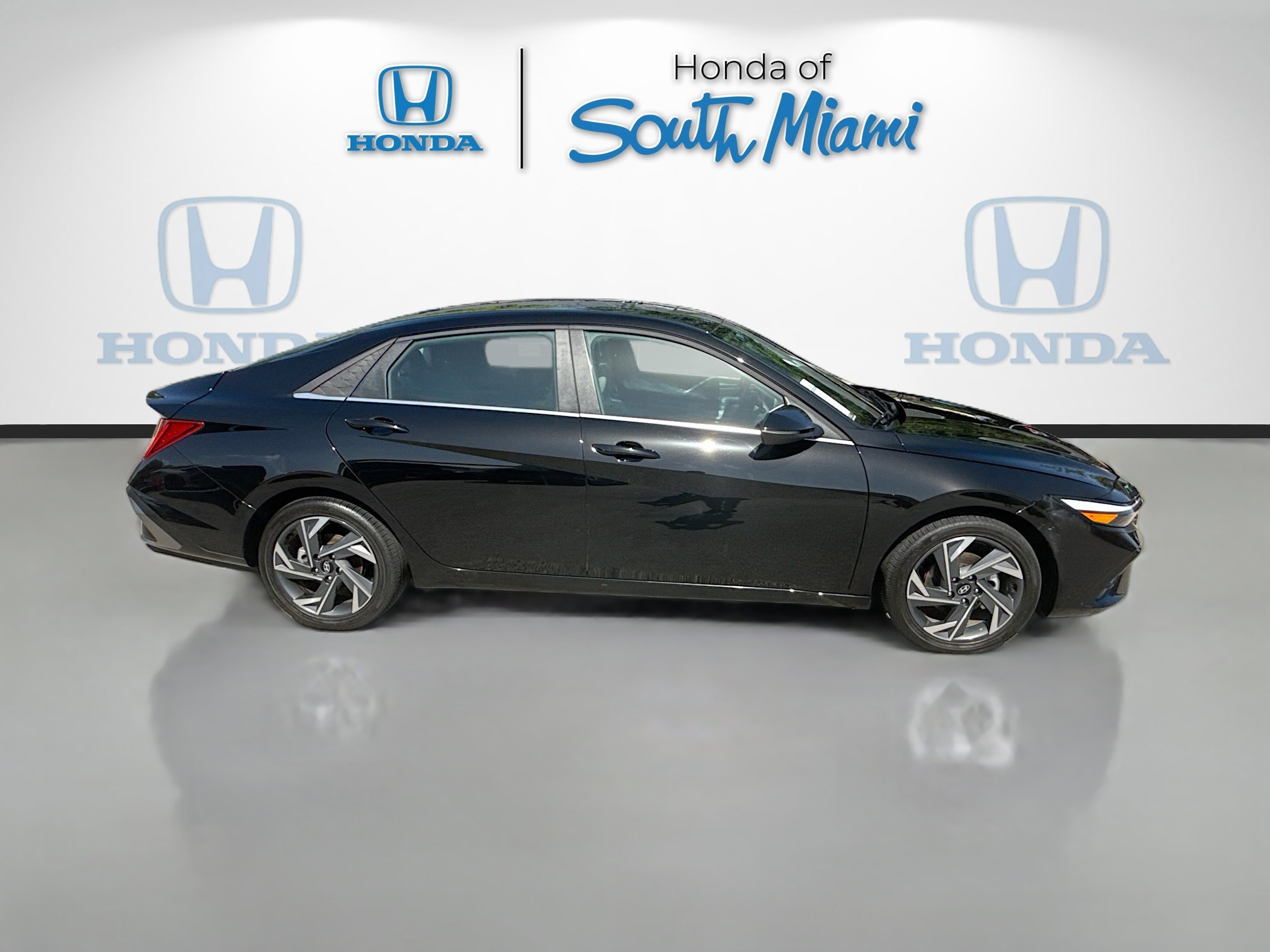 Used 2025 Hyundai Elantra Limited image 8