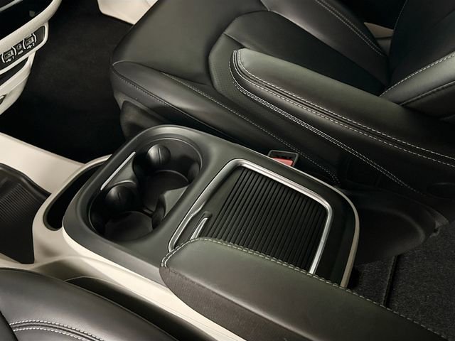 Used 2023 Chrysler Pacifica Touring-L image 38