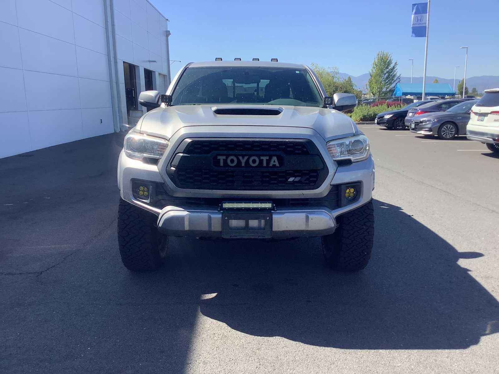 Used 2016 Toyota Tacoma TRD Sport AWD/4WD image 8