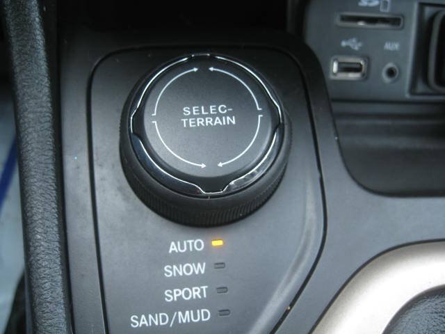 Used 2015 Jeep Cherokee Latitude w/ Cold Weather Group AWD/4WD image 29