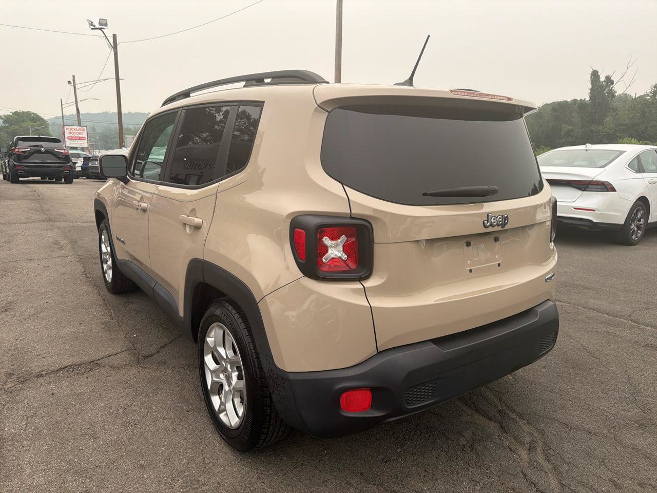 Used 2016 Jeep Renegade Latitude FWD image 12
