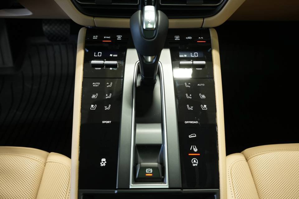 Certified 2026 Porsche Macan AWD/4WD image 23