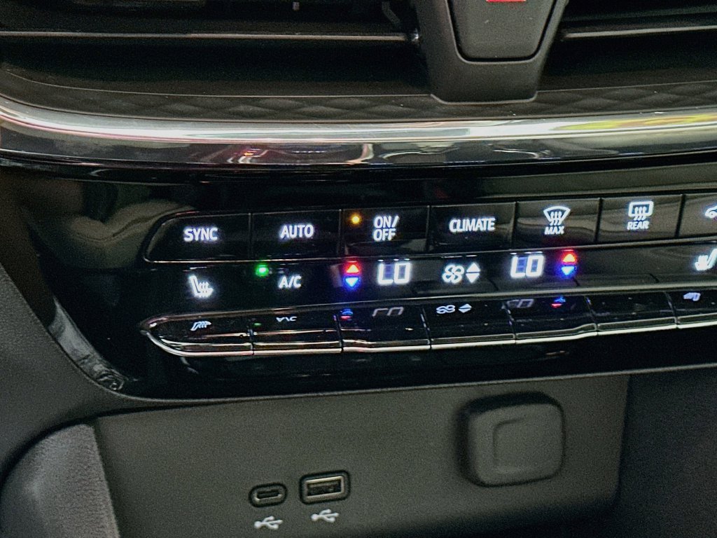 Used 2025 Buick Encore GX Avenir w/ Avenir Technology Package FWD image 28