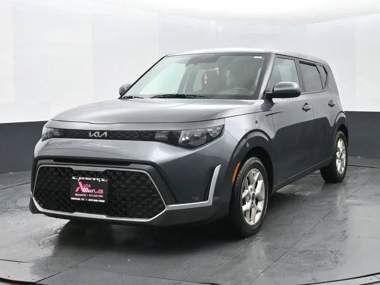 Used 2023 Kia Soul LX w/ LX Technology Package image 1