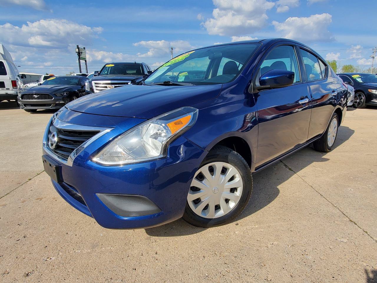 Used 2018 Nissan Versa SV FWD image 3