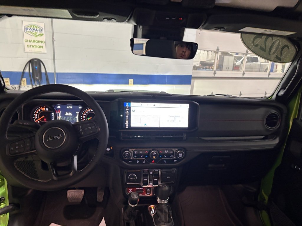 Used 2025 Jeep Wrangler Rubicon w/ Technology Group image 15