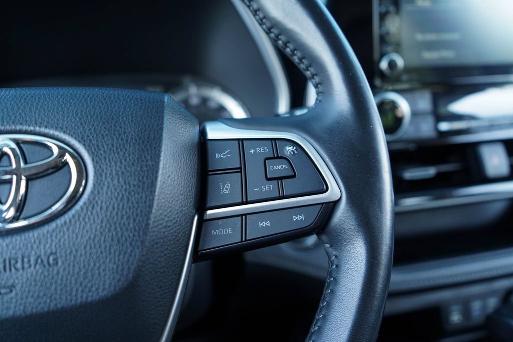 Used 2022 Toyota Highlander XLE FWD image 34