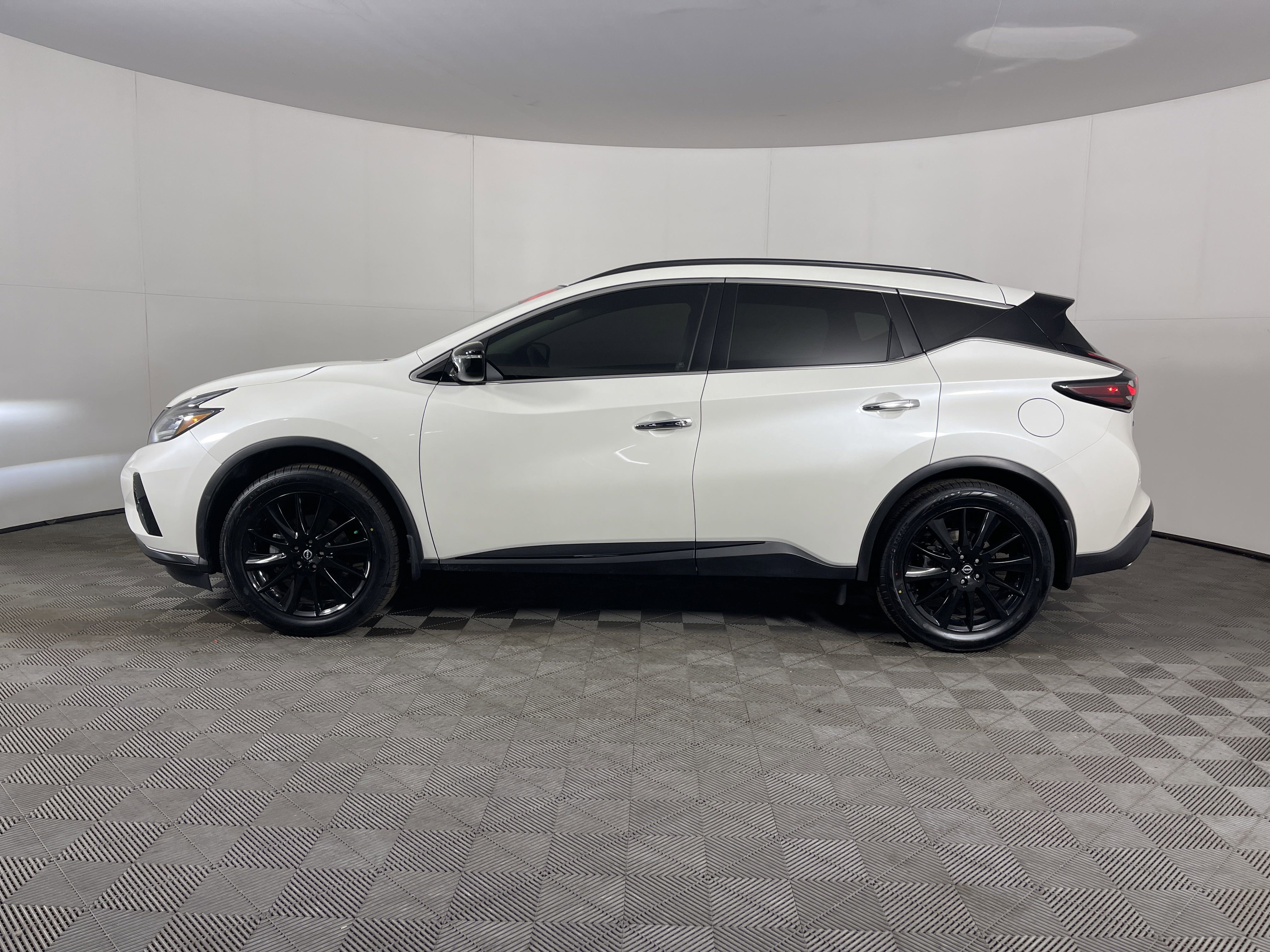 Used 2024 Nissan Murano SV w/ SV Midnight Edition Package image 3