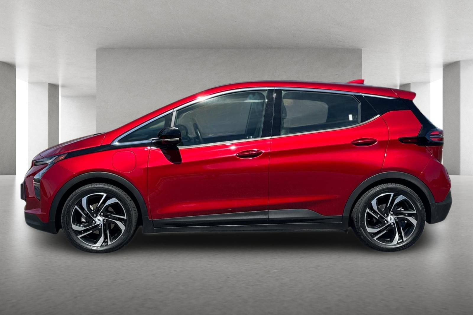 Used 2023 Chevrolet Bolt LT w/ Infotainment Package FWD image 7