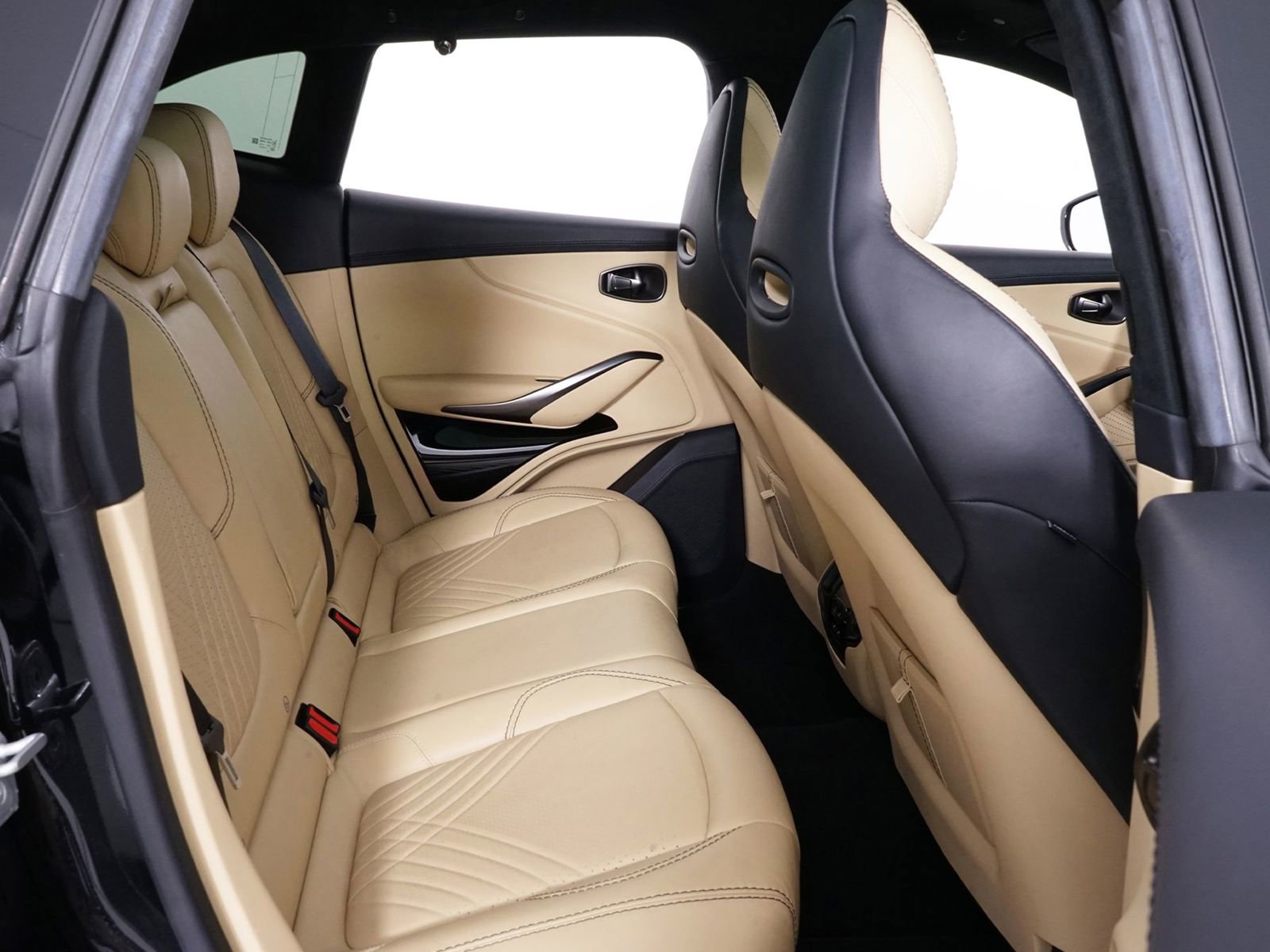 Used 2023 Aston Martin DBX image 33