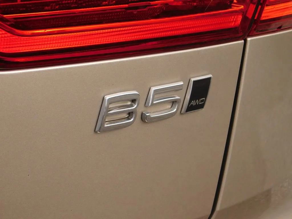 Used 2024 Volvo XC60 B5 Plus image 6