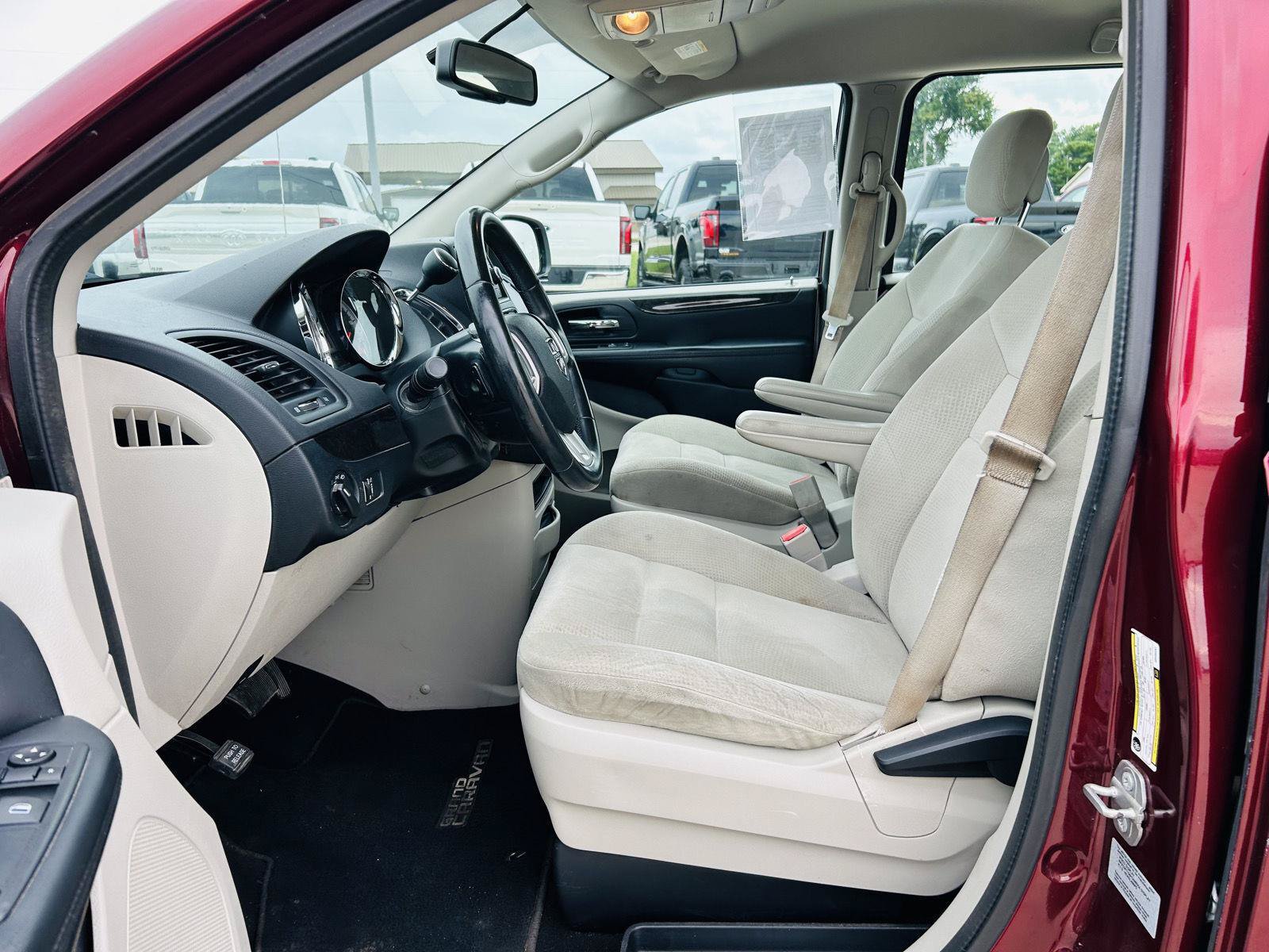 Used 2016 Dodge Grand Caravan American Value Package w/ UConnect Hands-Free Group FWD image 3