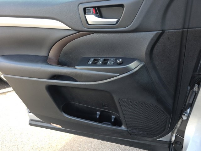 Used 2019 Toyota Highlander XLE AWD/4WD image 15