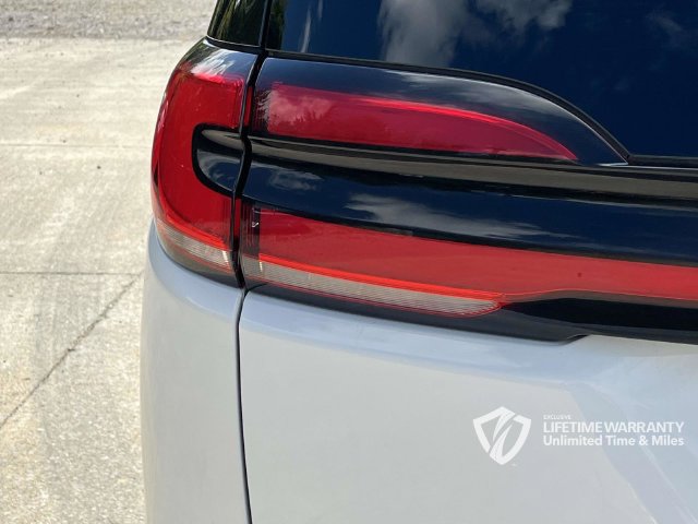Used 2024 Chrysler Pacifica Limited FWD image 11