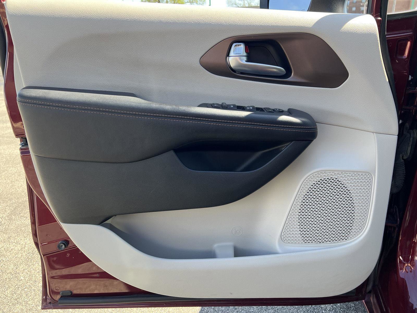 Used 2017 Chrysler Pacifica Touring image 11