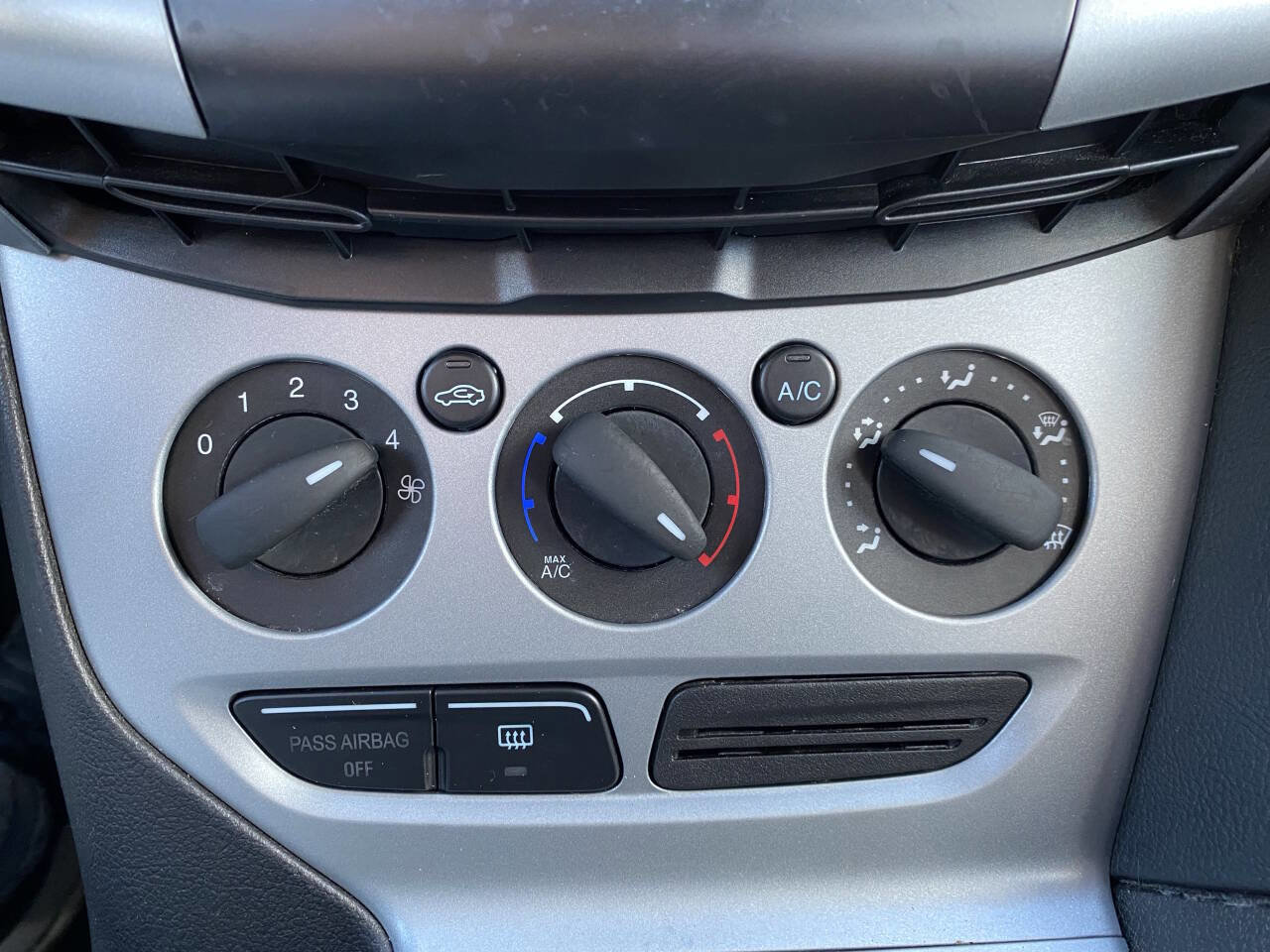 Used 2012 Ford Focus SE FWD image 27