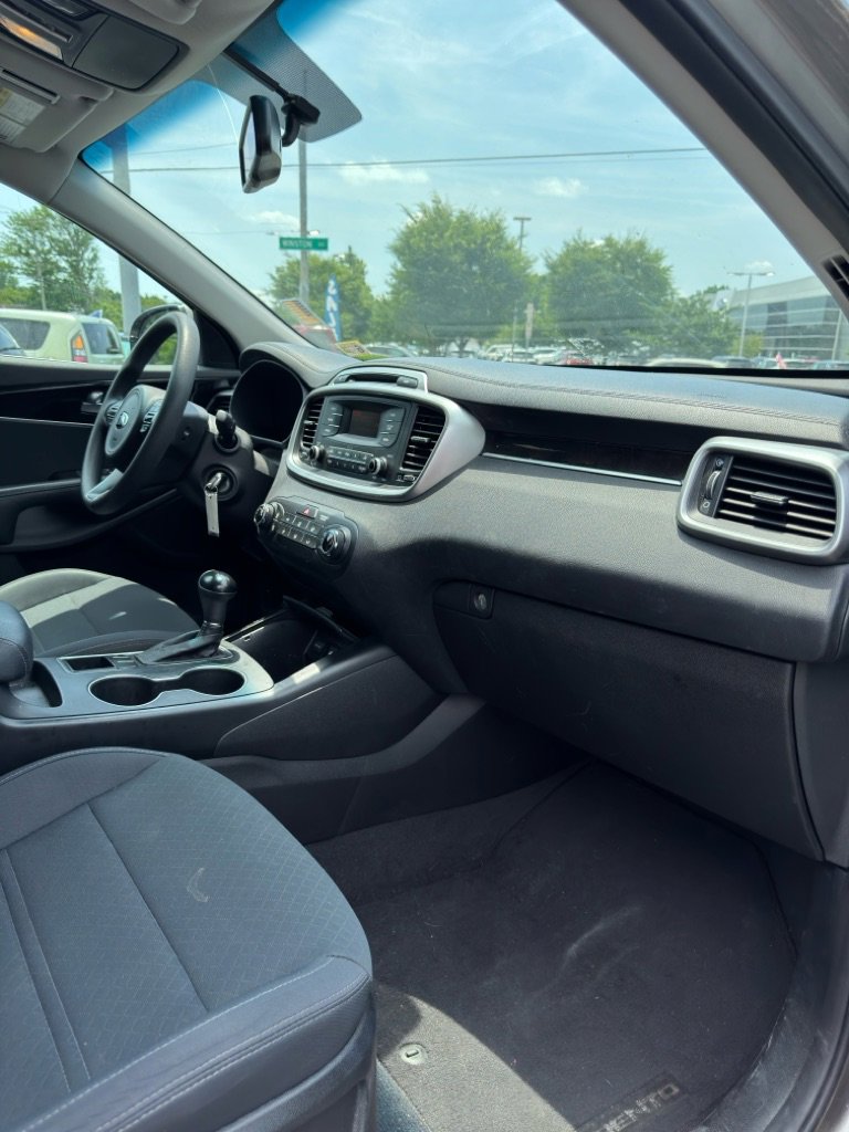 Used 2017 Kia Sorento L image 12
