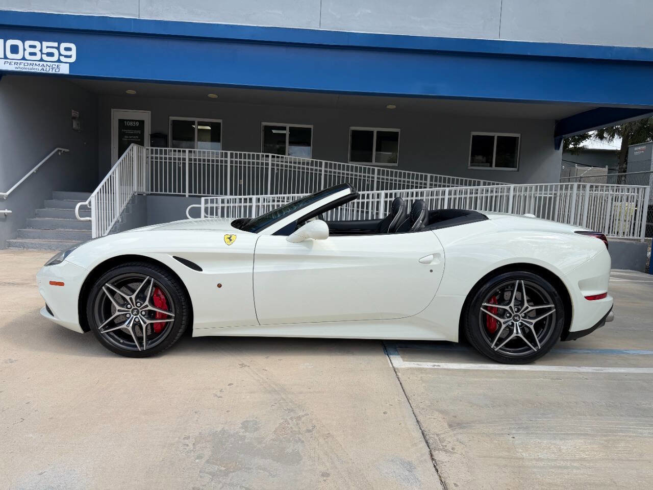 Used 2015 Ferrari California T RWD image 1