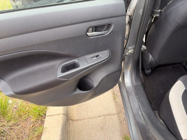 Used 2022 Nissan Versa SV w/ Trunk Package FWD image 10