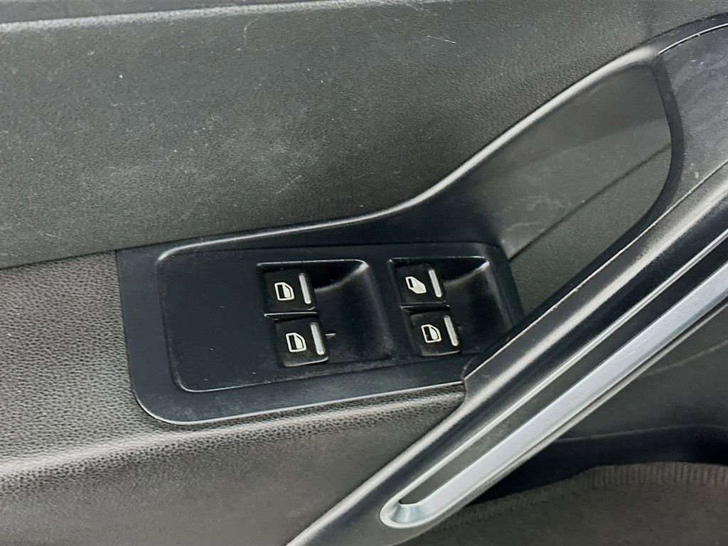 Used 2013 Volkswagen Beetle 2.5 image 16